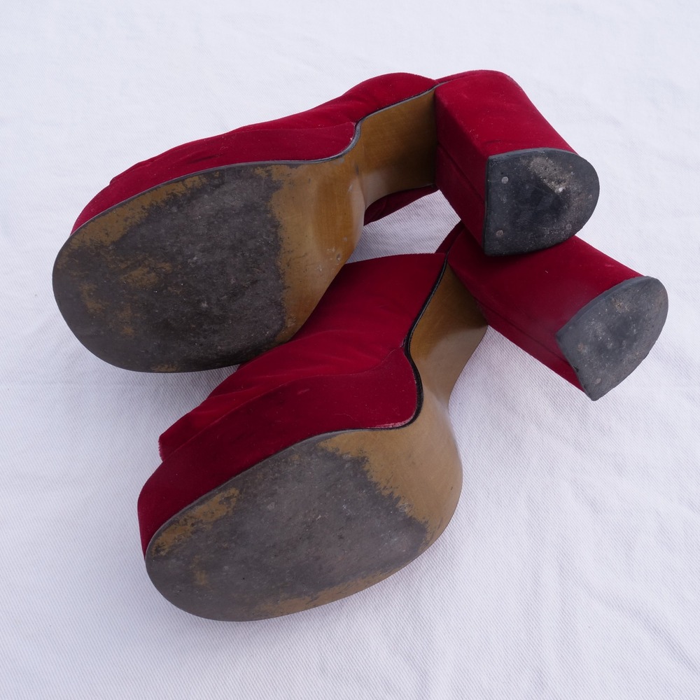 True vintage 1970s Montgomery Ward red velvet open toe platforms mules - Picture 4 of 9